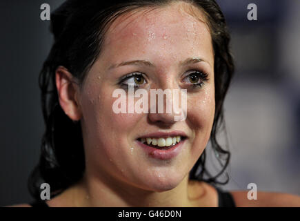 Molly Renshaw est interviewé par les médias après la deuxième partie de la finale de course BreastStroke Open féminine de 200m lors des championnats britanniques de natation au gaz au centre aquatique de Manchester, à Manchester. Banque D'Images