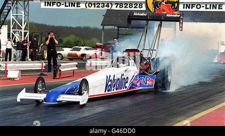 Viveca Averstedt, ancienne championne suédoise de musculation, a été présente cette semaine, avant de tenter de remporter le record du Drag Racing européen lors de l'événement « Thunderball » du circuit de Santa Pod ce week-end (du 18 au 20 avril). La tentative d'enregistrement consiste à couvrir 1/4 miles en moins de cinq secondes, pour atteindre des vitesses supérieures à 300 mph. Photo de Neil Munns. Banque D'Images