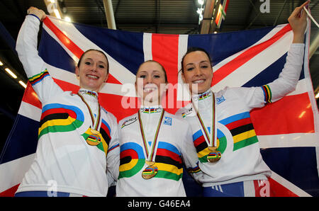 Wendy Houvenaghel, Laura Trott et Danielle King en Grande-Bretagne (de gauche à droite) célèbrent leur médaille d'or dans la poursuite de l'équipe féminine lors du deuxième jour des Championnats du monde de cyclisme sur piste de l'UCI à Omnisport, Apeldoorn, Hollande. Banque D'Images