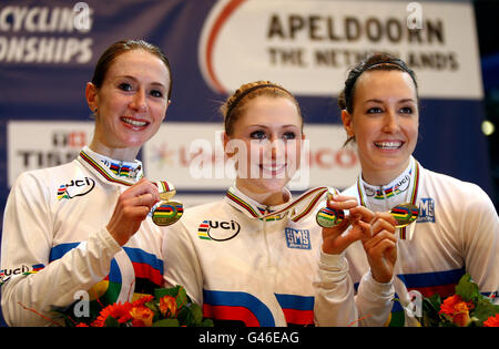 Wendy Houvenaghel, Laura Trott et Danielle King en Grande-Bretagne (de gauche à droite) célèbrent leur médaille d'or dans la course féminine de l'équipe lors du deuxième jour des Championnats du monde de cyclisme sur piste de l'UCI à Omnisport, Apeldoorn, Hollande. Banque D'Images