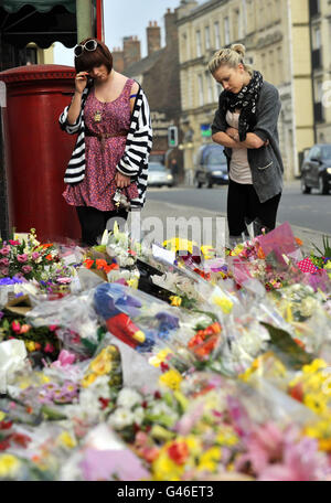 Enquête de meurtre dans le Wiltshire.Hommages pour le night-club mort Sian O'Callaghan devant la discothèque Suju à Swindon. Banque D'Images