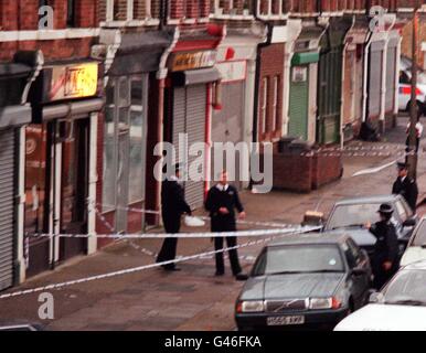La scène à Station Terrace , près de Chamberlayne Road, à Kensal Rise, au nord de Londres où un homme armé a tiré un homme mort et blessé deux autres plus tôt ce soir (samedi).Les trois étaient considérés comme de jeunes hommes.« l'homme armé est toujours en liberté », a déclaré Scotland Yard.Voir récit de PA CRIME Shot.Photo de Michael Stephens/PA. Banque D'Images