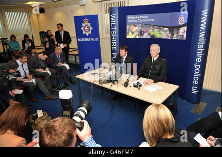 Le surintendant des détectives Steve Fulcher (à gauche) et le surintendant principal Steve Hedley lors d'une conférence de presse au poste de police de Gablecross à Swindon sur le meurtre de Sian O'Callaghan. Banque D'Images