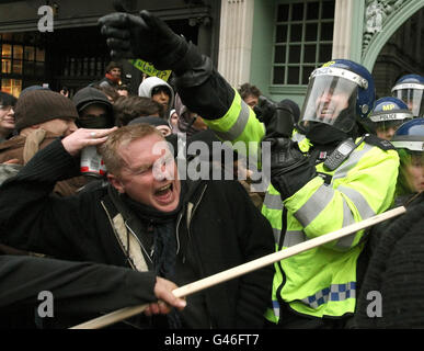 Affrontements entre la police anti-émeutes et les manifestants à l'extérieur de Fortnum & Mason sur Piccadilly lors de la manifestation « Arch for the alternative » contre les réductions de dépenses gouvernementales, dans le centre de Londres. Banque D'Images