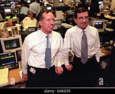 Nicholas Mearing-Smith (à gauche), directeur financier de Cable & Wireless Communications, et Graham Wallace, directeur général, à Londres aujourd'hui (lundi), après la création de l'entreprise à partir d'une fusion quadridirectionnelle de trois câblodistributeurs et opérateur téléphonique Mercury Communications, ont atteint City Targets sur les marchés boursiers de Londres et de New York. Voir PA Story CITY Cable. Photo de Michael Crabtree. Banque D'Images