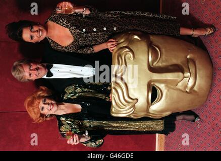 Le Cast et l'équipage de Coronation Street ont fêté après avoir reçu le meilleur prix BAFTA lors de la cérémonie de remise des étoiles au Royal Albert Hall (l/r) Barbara KNOX (Rita) Bill Roache (Ken Barlow) et Tina Hobley (Sam). Banque D'Images