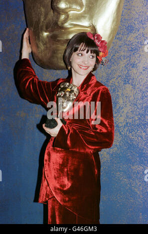 L'actrice Juliette Binoche à la cérémonie de remise des prix BAFTA au Royal Albert Hall, où elle a remporté la meilleure actrice de soutien pour son rôle dans le patient anglais. Banque D'Images