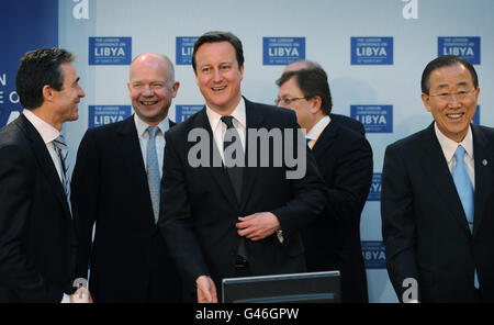 Le Premier ministre britannique David Cameron (au centre) est en photo avec son secrétaire aux Affaires étrangères William Hague (2e à gauche), le secrétaire général de l'OTAN Anders Fogh Rasmussen (à gauche) et le secrétaire général de l'ONU Ban Ki Moon (à droite) lors de la réunion d'ouverture de la Conférence sur la Libye à Londres. Banque D'Images