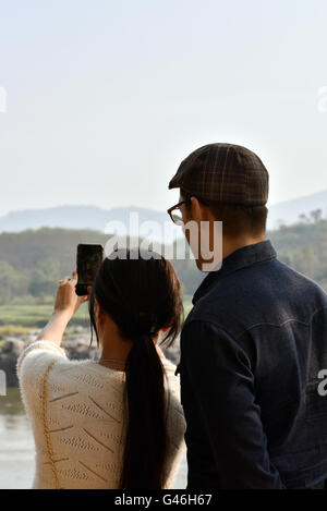 En couple avec selfies téléphone mobile Banque D'Images