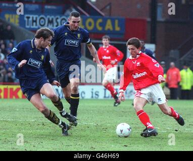 Juninho de Middlesbrough prend le jeu Vinnie Jones et Alan Kimble de Wimbledon (à gauche) lors du match d'aujourd'hui (Sat) en première place au parc Selhurst. Photo de Sean Dempsey/PA Banque D'Images