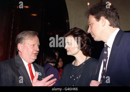 Le chef du travail Tony Blair (à droite) et son épouse Cherie Booth écoutent le soignant Richard Smith au Barreau de Londres, ce soir (mardi), où ils ont aidé à lancer un nouveau guide sur les droits juridiques des soignants. Photo de Sam Pearce/PA. VOIR PA STORY POLITICS CARER. Banque D'Images