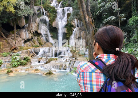 Au tourisme des Cascades de Kuang Si à côté de Luang Prabang au Laos Banque D'Images