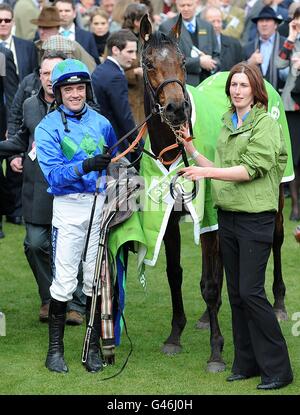 Jockey Ruby Walsh (à gauche) célèbre après avoir remporté le trophée défi de haies Stan James Champion avec Hurdle Fly Hurricane, le jour du centenaire pendant le Cheltenham Festival. Banque D'Images