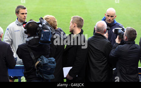 Le FC Copenhagen Jesper Gronkjaer (à gauche) et le gérant, le stale Solbakken, discutent avec les médias sur le terrain à la suite d'une conférence de presse à Stamford Bridge, Londres. Banque D'Images