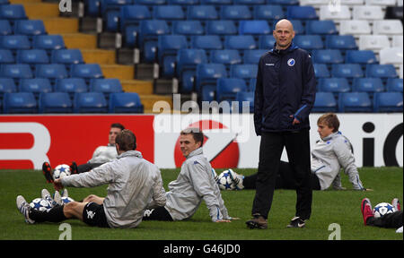 L'entraîneur-chef du FC Copenhagen, le stale Solbakken, regarde Jesper Gronkjaer (étage central) et les coéquipiers s'échauffer lors d'une séance d'entraînement au Stamford Bridge, Londres. Banque D'Images