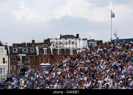 Vue générale des spectateurs au cours du cinquième jour des Championnats AEGON 2016 au Queen's Club, Londres. APPUYEZ SUR ASSOCIATION photo. Date de la photo: Vendredi 17 juin 2016. Voir PA Story TENNIS Queens. Le crédit photo devrait se lire: Steve Paston/PA Wire. Banque D'Images