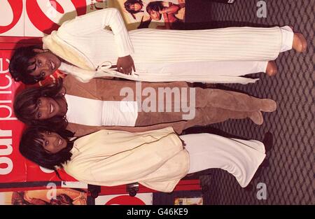 Groupe de filles Eternal (l à r) Easther et Vernie Bennett et Kelle Bryan, font une apparition personnelle ce soir (vendredi) dans un magasin de Londres.Les trois, qui sont sur le point de sortir un troisième album, 'avant la pluie' plus tard ce mois-ci, ont prêté leur soutien à la charité de Comic relief levée de fonds Red Nose Day.Photo de Peter Jordan/PA Banque D'Images