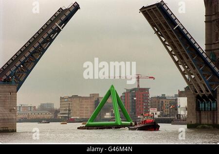 L'artiste de performance Ben Jones, pyramide passe sous Tower Bridge aujourd'hui (mardi) dans le cadre de Move, Movement, Moving: An Exhibition of Pyramid Performance Art Jones le lancement de son nouveau travail coïncide avec le lancement de PG Tips de leur nouveau sac de thé en forme de pyramide. Photo de Peter Jordan/PA Banque D'Images