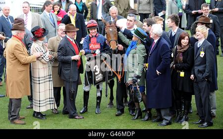 Le jockey Barry Geraghty (au centre) et l'entraîneur Nicky Henderson (au centre à gauche) célèbrent après avoir remporté l'obstacle des novices Albert Bartlett avec Bobs Worth lors de la journée de la coupe de l'or, pendant le Cheltenham Festival. Banque D'Images