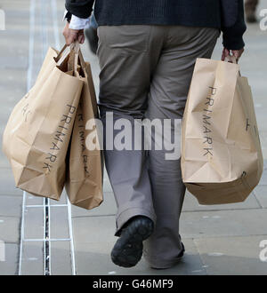 Vue générale d'un acheteur portant des sacs de shopping Primark dans le centre-ville de Manchester. Banque D'Images