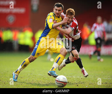 Stephen Quinn de Sheffield United (à droite) et Robert Snodgrass de Leeds United lors du match de championnat de la npower football League à Bramall Lane, Sheffield. Banque D'Images