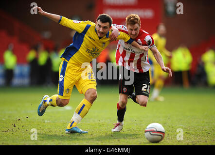 Stephen Quinn de Sheffield United (à droite) et Robert Snodgrass de Leeds United lors du match de championnat de la npower football League à Bramall Lane, Sheffield. Banque D'Images