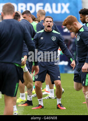 La République d'Irlande Robbie Brady de bonne humeur au cours d'un entraînement au stade de Bordeaux, Bordeaux. Banque D'Images