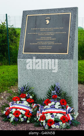 Houesville, Normandie, France - Mémorial au Brigadier-général Don Forester Pratt, sous-commandant divisionnaire de la Division de 101e Banque D'Images