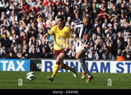 Laurent Koscielny d'Arsenal (à gauche) et Peter Odemwingie de West Bromwich Albion (à droite) en action Banque D'Images