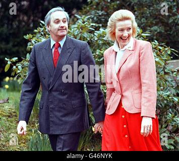 Le député conservateur Neil Hamilton et l'épouse Christine émergent de la maison d'Alderly Edge pour assister à un service de Pâques dans une église voisine. Il y a eu des appels à l'ancien ministre au cœur des allégations d'argent comptant pour des questions pour se lever comme député de Tatton, Cheshire, avant l'élection générale. Voir l'histoire de l'AP ELECTION Hamilton. Pic Dave Kendall. Banque D'Images