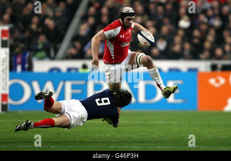 Au pays de Galles, Ryan Jones est attaqué par Morgan Parra en France lors du match RBS 6 Nations au Stade de France, Paris, France. Banque D'Images