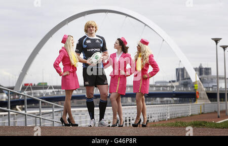 Richie Gray de Glasgow pose avec des modèles habillés comme hôtesses, (de gauche à droite) Claudia Scott, Molly Vevers et Siobhan Hughes pendant la séance photo sur les rives de la Clyde à Glasgow pour promouvoir la campagne de billets de la saison 2011/12 des Glasgow Warriors. Banque D'Images