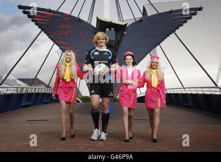 Richie Gray de Glasgow pose avec des modèles habillés comme hôtesses, (de gauche à droite) Claudia Scott, Molly Vevers et Siobhan Hughes pendant la séance photo sur les rives de la Clyde à Glasgow pour promouvoir la campagne de billets de la saison 2011/12 des Glasgow Warriors. Banque D'Images