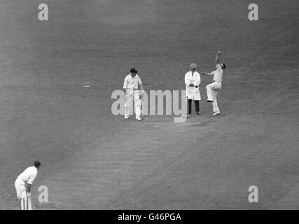 Cricket - County Championship - Surrey v Notinghamshire - Premier jour - The Oval.Harold Larwood, Nottinghamshire, bowling Banque D'Images