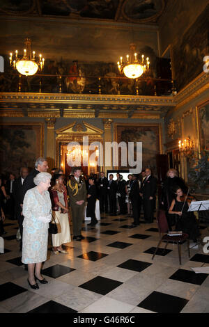 La reine Elizabeth II avec le secrétaire général du Commonwealth, M. Kamalesh Sharma, alors qu'elle arrive à l'accueil de la Journée du Commonwealth à Marlborough House, Pall Mall, Londres. Banque D'Images