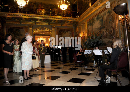 La reine Elizabeth II avec le secrétaire général du Commonwealth, M. Kamalesh Sharma, alors qu'elle arrive à l'accueil de la Journée du Commonwealth à Marlborough House, Pall Mall, Londres. Banque D'Images