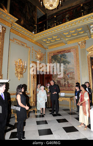 La reine Elizabeth II avec le secrétaire général du Commonwealth, M. Kamalesh Sharma, alors qu'elle arrive à l'accueil de la Journée du Commonwealth à Marlborough House, Pall Mall, Londres. Banque D'Images