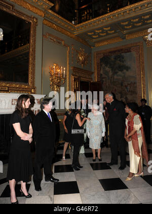 La reine Elizabeth II avec le secrétaire général du Commonwealth, M. Kamalesh Sharma, alors qu'elle arrive à l'accueil de la Journée du Commonwealth à Marlborough House, Pall Mall, Londres. Banque D'Images