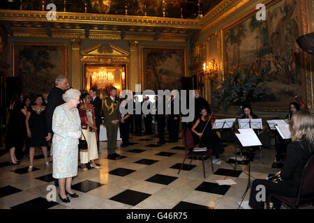 La reine Elizabeth II avec le secrétaire général du Commonwealth, M. Kamalesh Sharma, alors qu'elle arrive à l'accueil de la Journée du Commonwealth à Marlborough House, Pall Mall, Londres. Banque D'Images