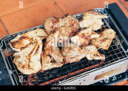 Filet de porc cuisson carbonisés sur gril électrique Banque D'Images