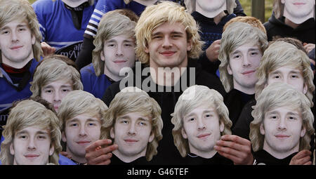 Rugby Union - Richie Gray Photocall - East Kilbride RFC.La star des Glasgow Warriors Richie Gray est photographiée avec des enfants avec des masques Richie Gray pendant le photocall à East Kilbride RFC, Lanarkshire. Banque D'Images