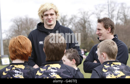 Rugby Union - Richie Gray Photocall - East Kilbride RFC.Les joueurs des Glasgow Warriors Richie Gray et Colin Shaw sont photographiés pour rencontrer des enfants pendant le photohall à East Kilbride RFC, Lanarkshire. Banque D'Images