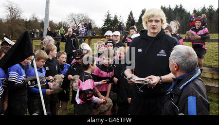 Richie Gray, joueur des Glasgow Warriors, est photographié et donne des masques Richie Gray aux enfants pendant la séance photo à East Kilbride RFC, Lanarkshire. Banque D'Images