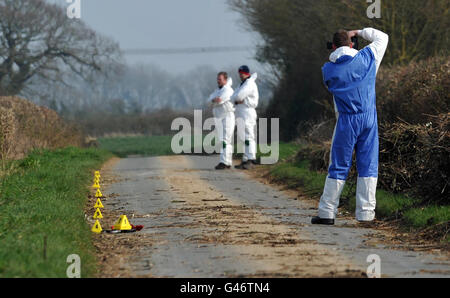 Enquête de meurtre dans le Wiltshire.Police Forensics sur la scène près d'Eastleach dans Gloucestershire, où des restes humains ont été trouvés. Banque D'Images