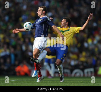 James Morrison en Écosse (à gauche) et Jadson au Brésil en action pendant l'International friendly au stade Emirates, Londres. Banque D'Images