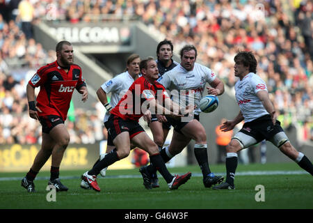 Rugby Union - Investec Super Rugby - Christchurch Crusaders v Natal Sharks - Twickenham.Crusaders Scrum Half Andy Ellis passe lors du match de rugby Investec Super au stade de Twickenham, Londres. Banque D'Images