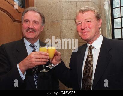 Lord Holme (gauche), un collègue libéral démocrate, et Paddy Ashdown, chef du parti, célèbrent les gains du parti aux élections générales, à Westminster aujourd'hui (vendredi). Voir PA Story POLL Lib Dems Lead. Photo de David Cheskin/PA Banque D'Images