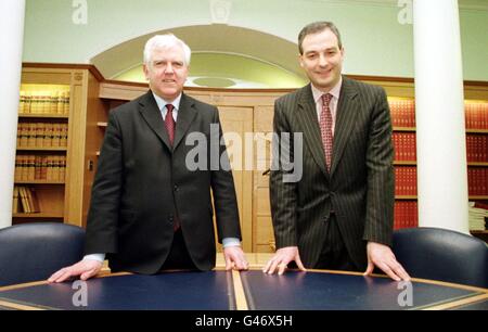 (G-D) Andrew Hardie QC avec Colin Boyd QC aux bureaux de la Couronne à Édimbourg cet après-midi (mardi) après que le Premier ministre Tony Blair a annoncé sa nomination comme les deux principaux avocats écossais.Hardie a été fait Lord Advocate pour l'Écosse, tandis que Boyd prend la relève comme solliciteur général.Photo de Louisa Buller/PA.VOIR PA STORY SCOTLAND APPOINTMENTS. Banque D'Images