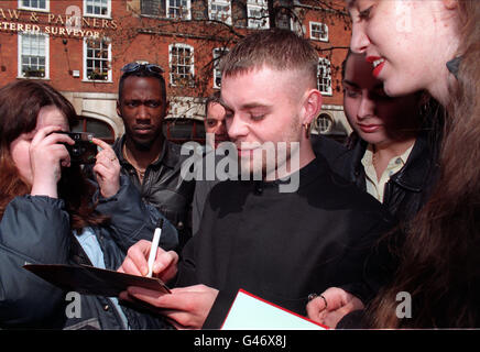 PA NEWS PHOTO : 18/4/97 : BRIAN HARVEY, CHANTEUR DE L'EX-EAST 17, ARRIVE AU TRIBUNAL DES MAGISTRATS DE LA RUE BOW OÙ IL EST ACCUSÉ D'AVOIR AGRESSÉ LE PHOTOGRAPHE REINALDO VARGAS DEVANT LA DISCOTHÈQUE STRINGFELLOWS EN FÉVRIER. PHOTO PAR LUCY MARI. Banque D'Images