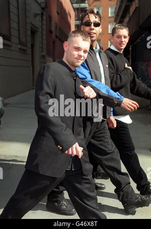 PA NEWS PHOTO : 18/4/97 : BRIAN HARVEY, CHANTEUR DE L'EX-EAST 17, ARRIVE AU TRIBUNAL DES MAGISTRATS DE LA RUE BOW OÙ IL EST ACCUSÉ D'AVOIR AGRESSÉ LE PHOTOGRAPHE REINALDO VARGAS DEVANT LA DISCOTHÈQUE STRINGFELLOWS EN FÉVRIER. PHOTO PAR LUCY MARI. Banque D'Images